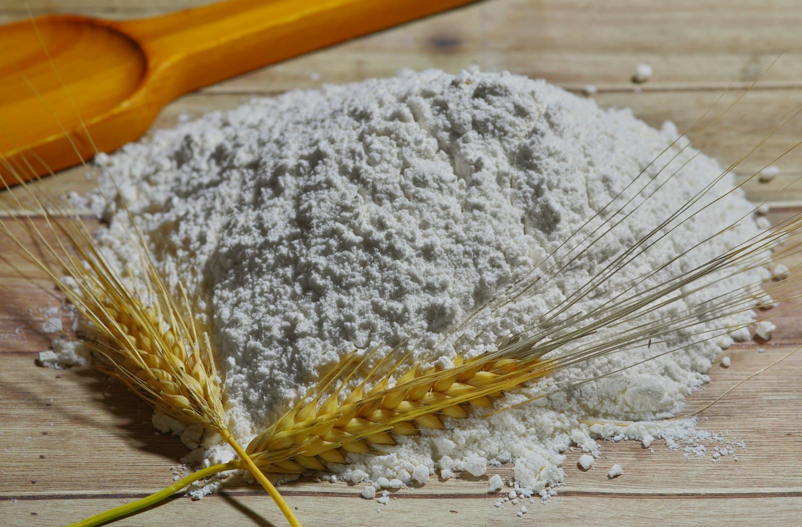 Flour and ears of wheat